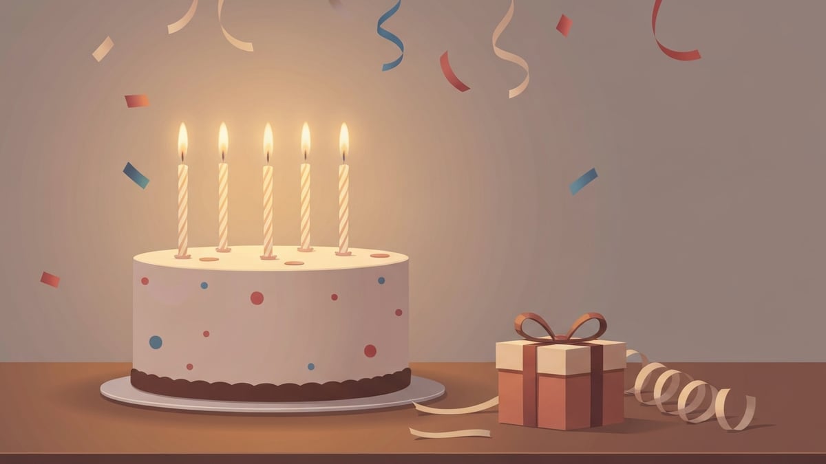 초를 켠 생일 케이크와 선물 상자